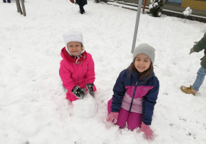 dziewczynki robiąkule śniegowe